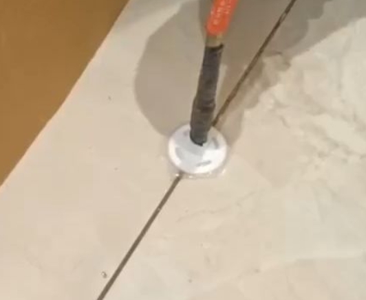 陆川瓷砖空鼓维修公司专业解答瓷砖在铺贴过程中，如果没有涂抹均匀到位的粘结材料（如水泥砂浆或瓷砖胶），可能会导致以下问题